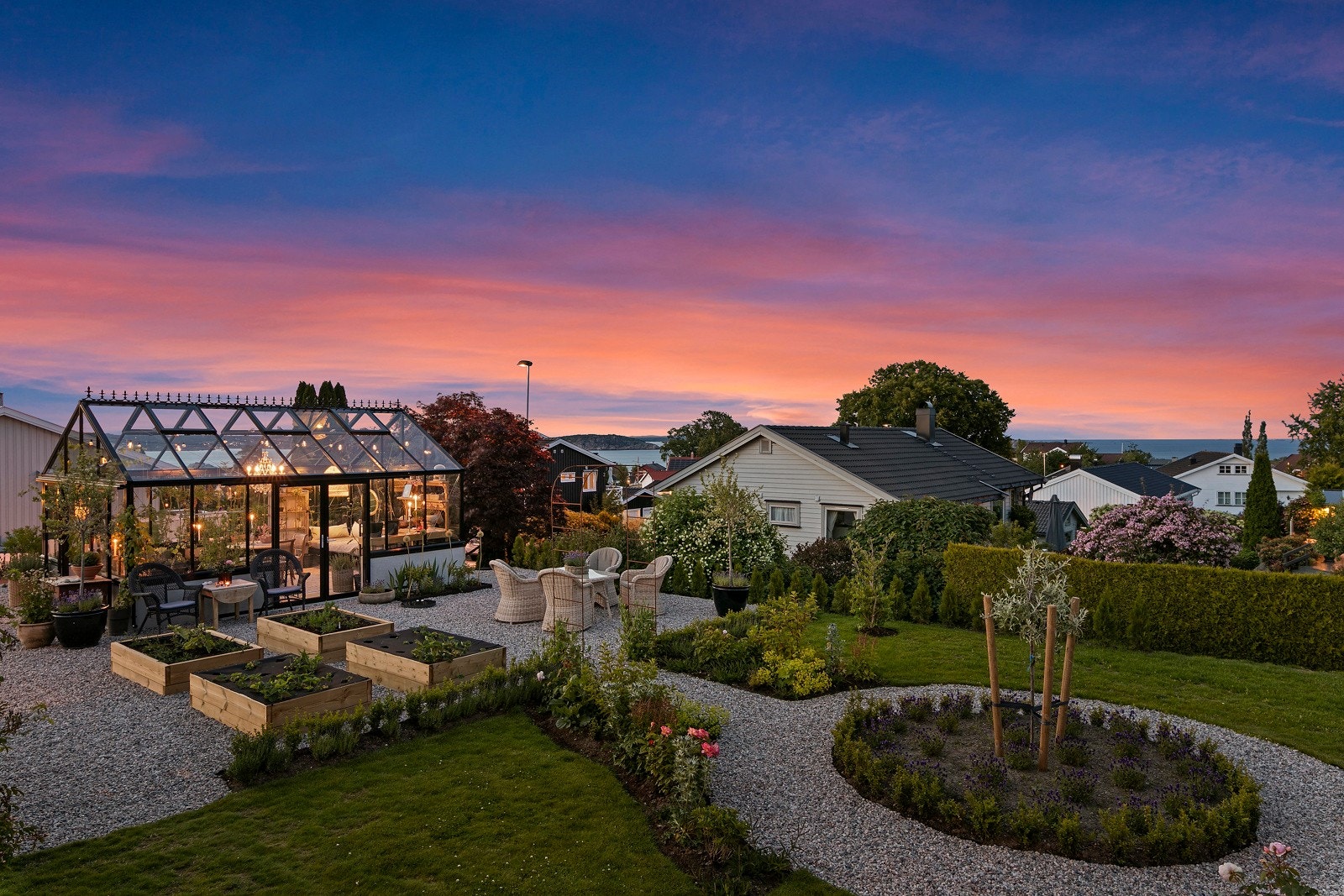 På Solstad - i et rolig og veletablert boligområde - finner du denne flotte eneboligen på en stor og solrik hjørnetomt med sjøgløtt og et gjennomført uterom som inviterer til både avslapning og aktivitet. Galleribilde