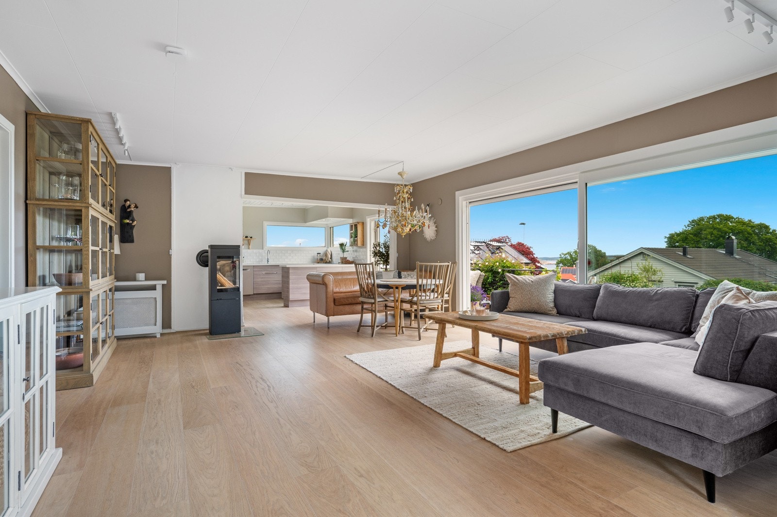 Stuen vender mot sjøen, og de store vinduene gir deg en vakker utsikt - her kan du virkelig senke skuldrene og finne ro. Galleribilde