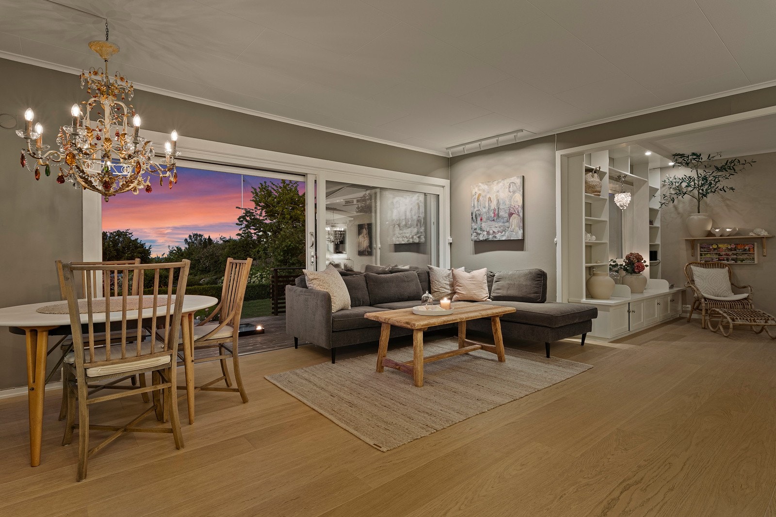 Her ligger alt til rette for kvelder med god stemning - enten du vil nyte kvalitetstid med familie og venner, eller finne roen med en god bok. Galleribilde