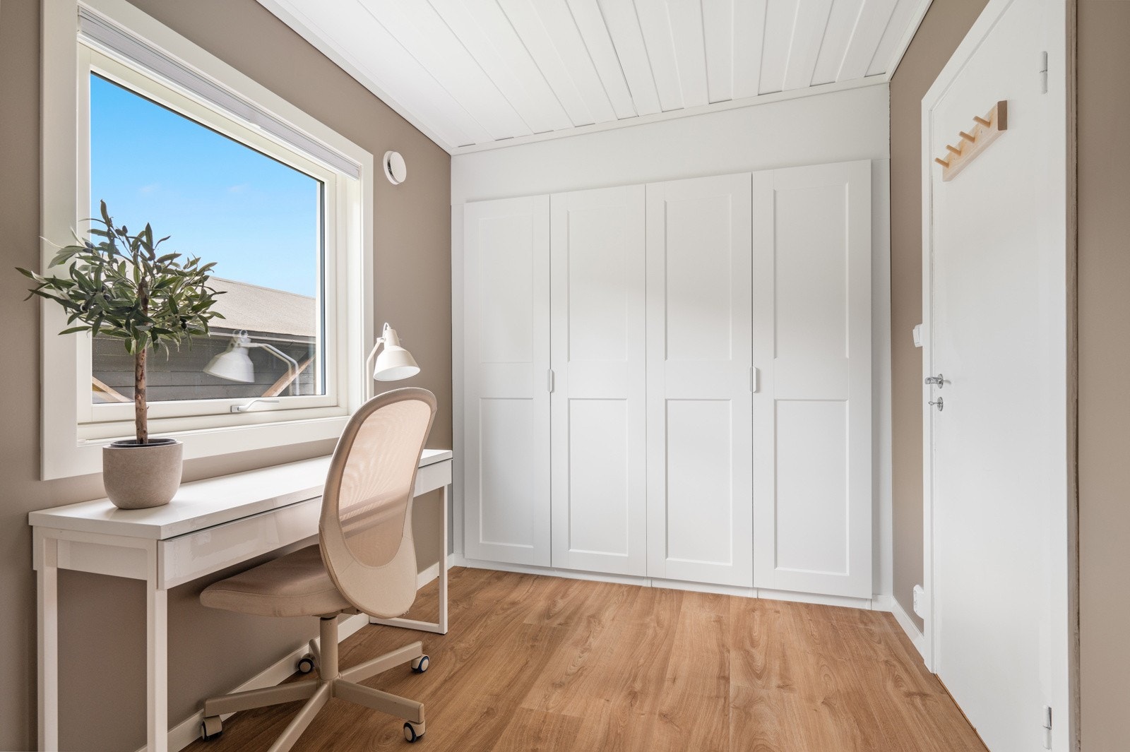 Soverommene gir fleksible innredningsmuligheter - enten du trenger barnerom, gjesterom eller hjemmekontor. Galleribilde