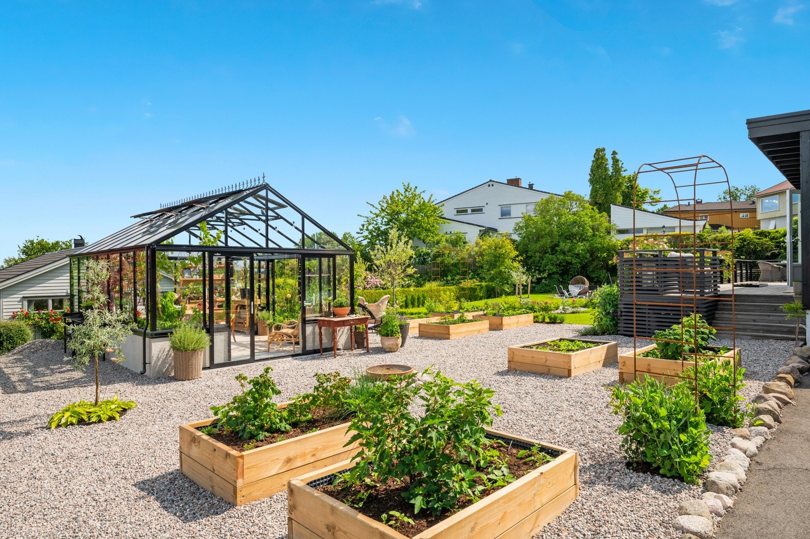 Et stilrent drivhus fra Willab Garden setter prikken over i-en i det gjennomførte og innbydende uterommet. Galleribilde