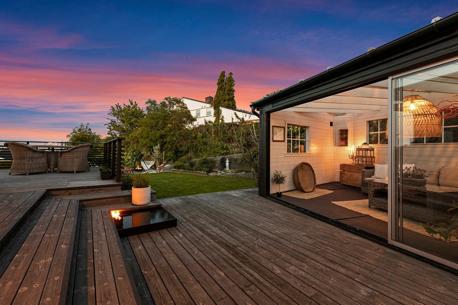 Uteområdet er nøye tilrettelagt med soner for enhver anledning - her finner du både frodig hage, innredet drivhus, solrike terrasser og en lun utestue som kan nytes selv på kjøligere dager. Galleribilde