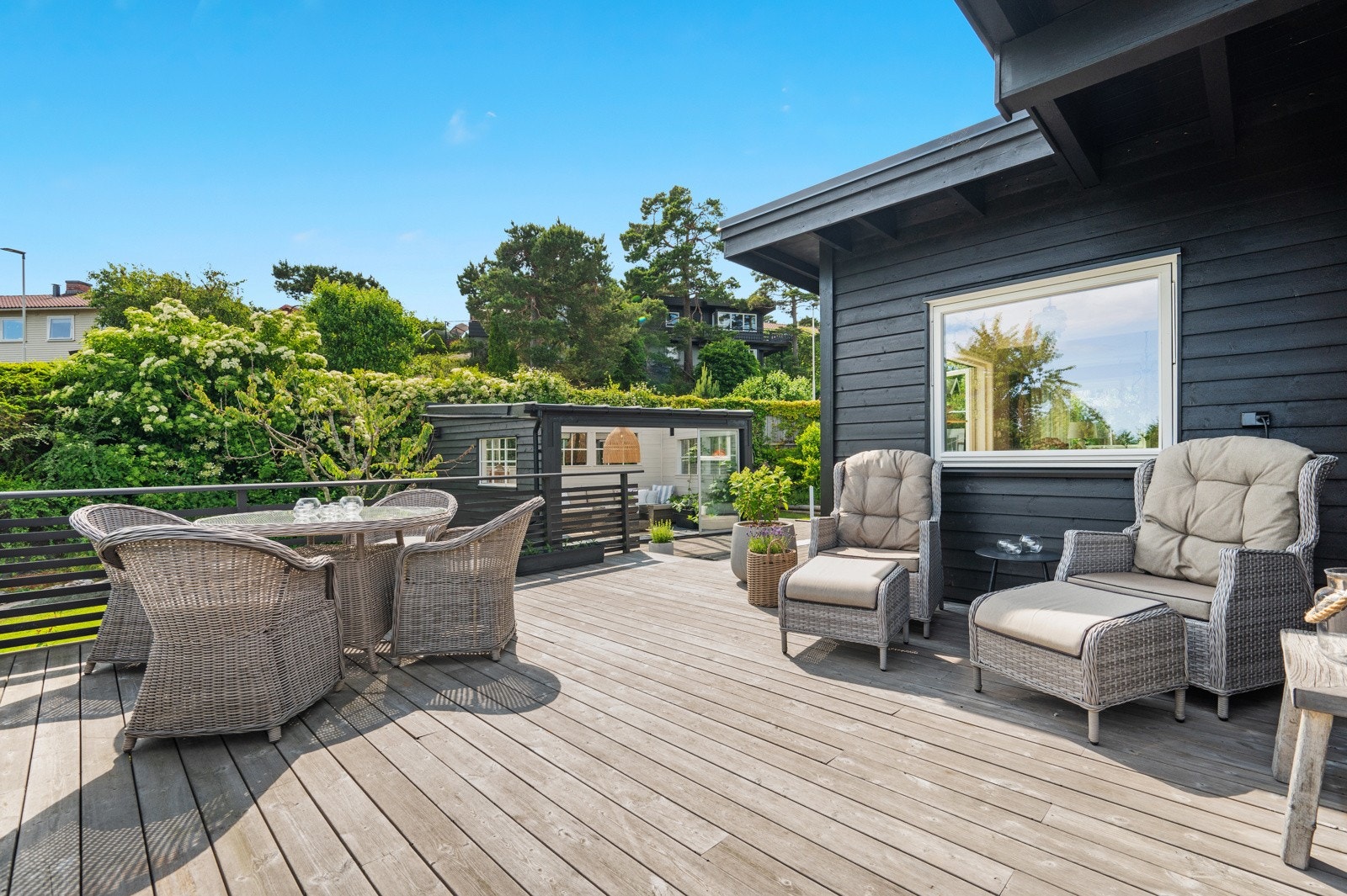 Eiendommen har et terrasseareal på totalt 107 kvm Galleribilde