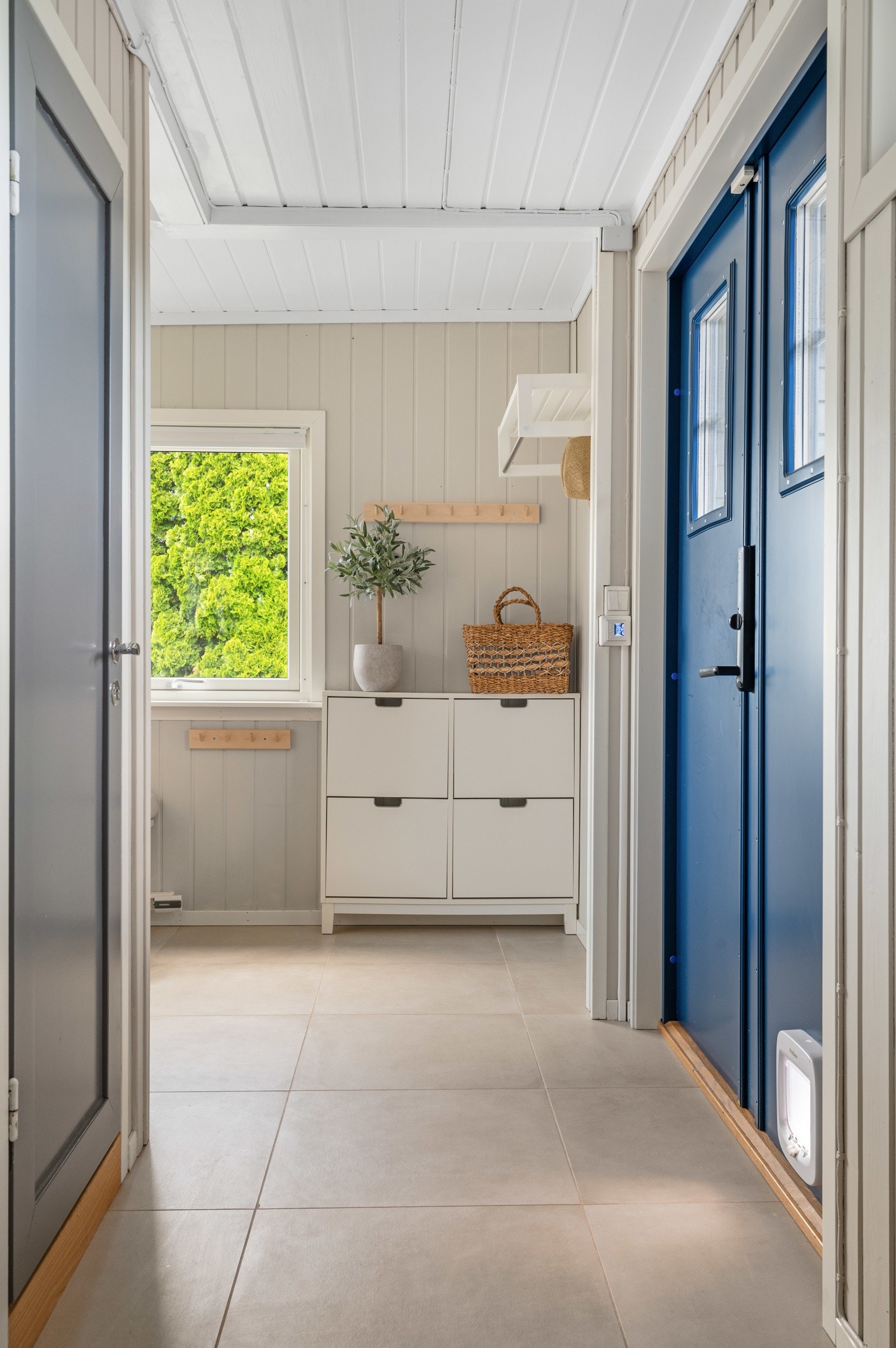 Med sitt moderne og stilrene design fremstår eneboligen som både elegant og tidløs. Galleribilde