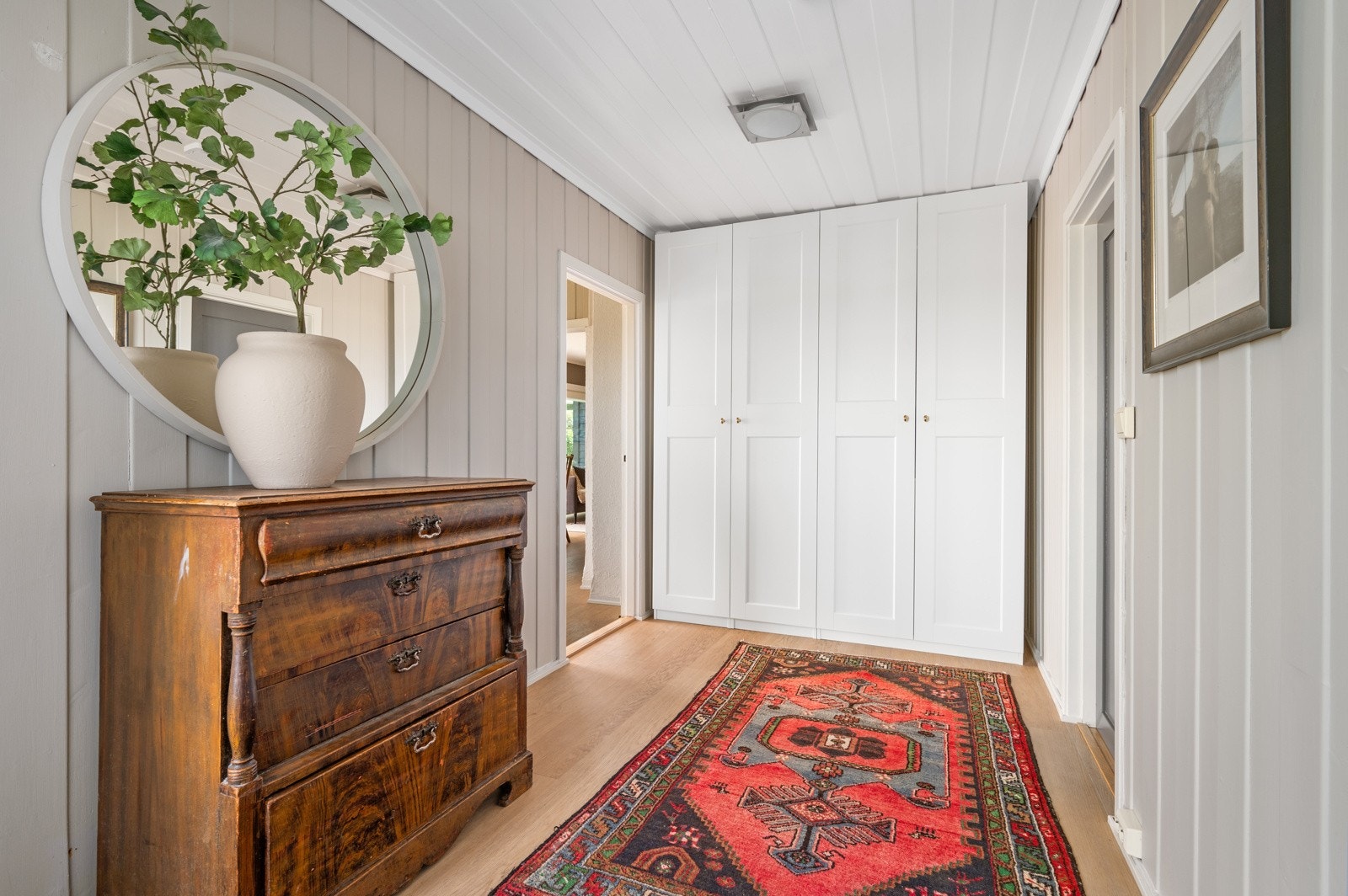 Med sine 18 kvm fremstår entréen som både romslig og praktisk, med gode oppbevaringsmuligheter. Galleribilde