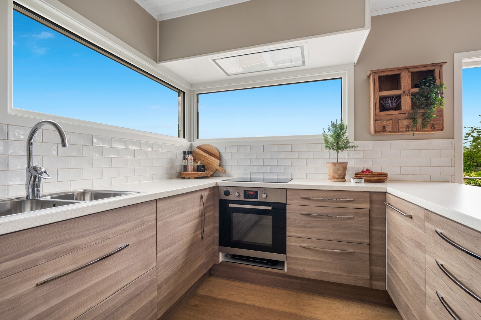 Med gjennomtenkte oppbevaringsløsninger og romslige arbeidsflater er kjøkkenet perfekt for deg som trives med å ha god plass til både matlaging og organisering. Galleribilde