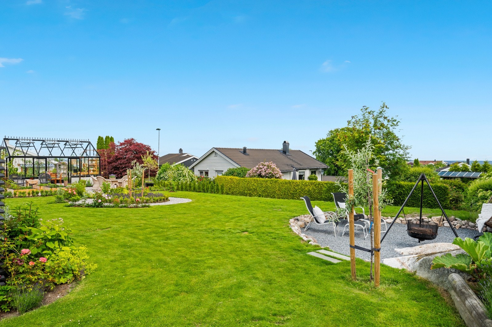 Tomten er på over ett mål og er delt inn i flere soner som skaper et innbydende og funksjonelt uterom Galleribilde