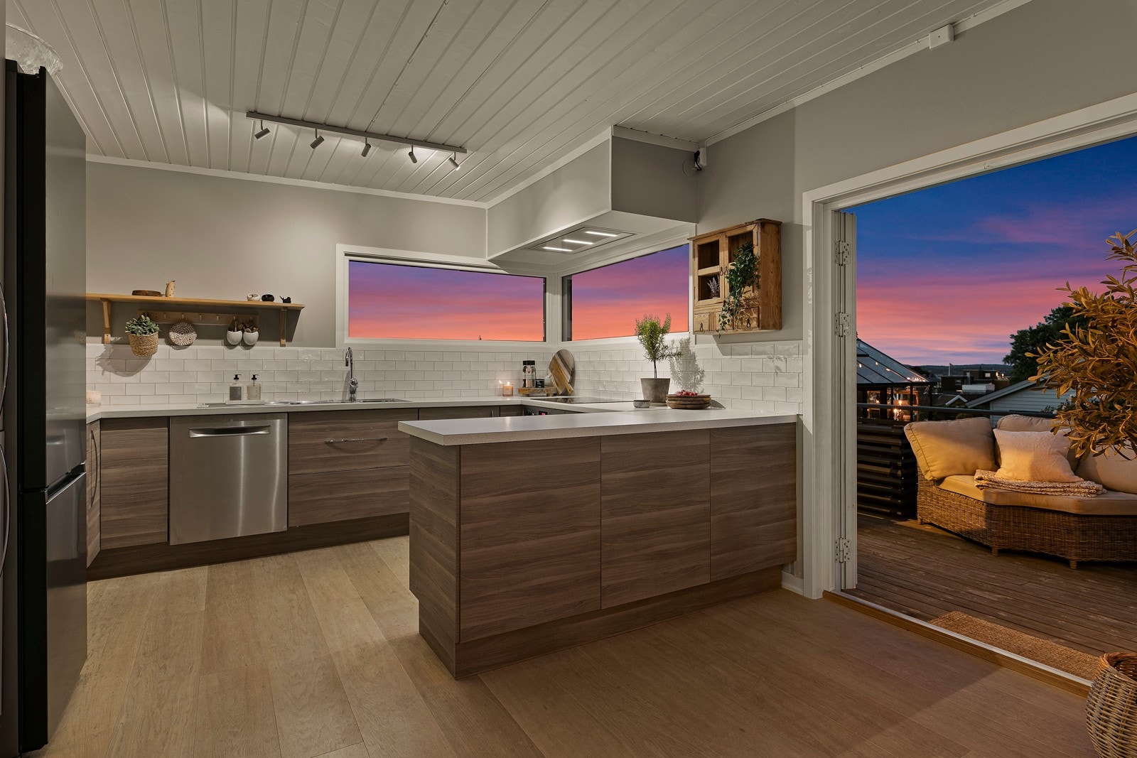 Kjøkkenet ligger i åpen løsning mot stuen og skaper en naturlig møteplass med god flyt - perfekt for matlaging, samtaler og sosiale øyeblikk i hverdagen. Galleribilde