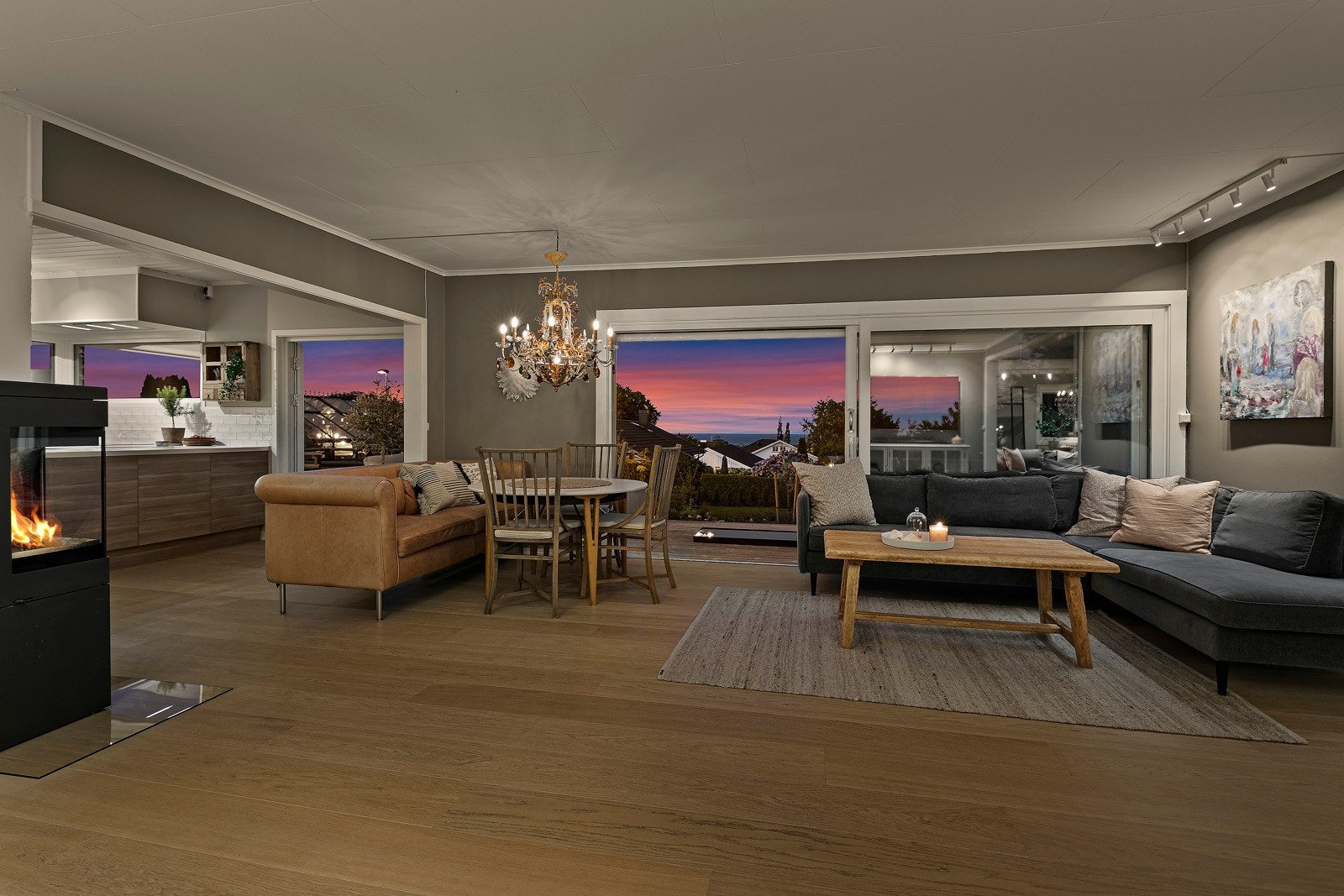 Når kvelden senker seg, fylles stuen med en lun og innbydende atmosfære som inviterer til ro, hygge og avslapning. Galleribilde