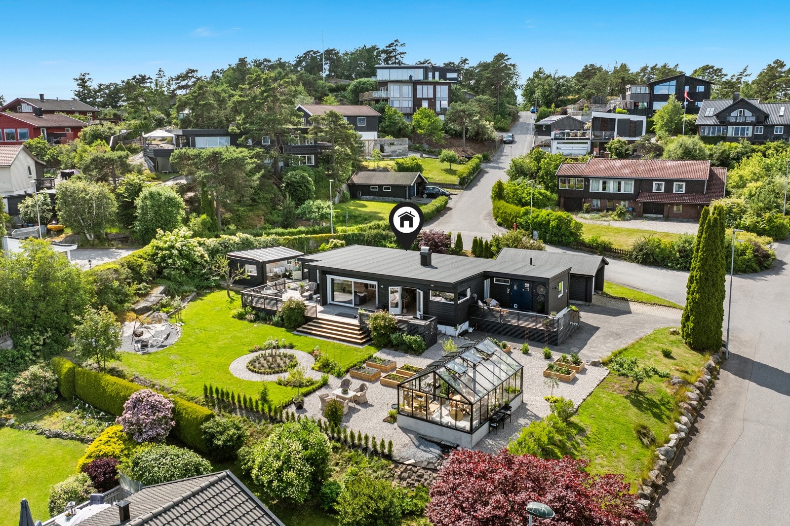 Beliggenheten kombinerer det beste fra to verdener - sentralt med nærhet til fasiliteter og kort vei til natur og sjø. Galleribilde