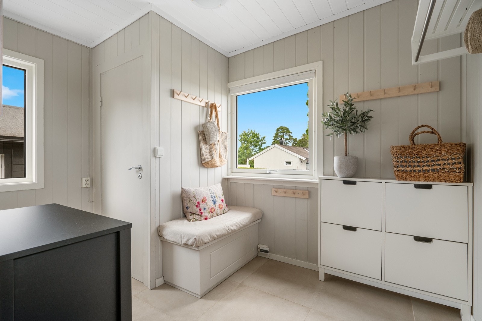 En funksjonell bod i entréen gir gode muligheter for ekstra lagring. Galleribilde