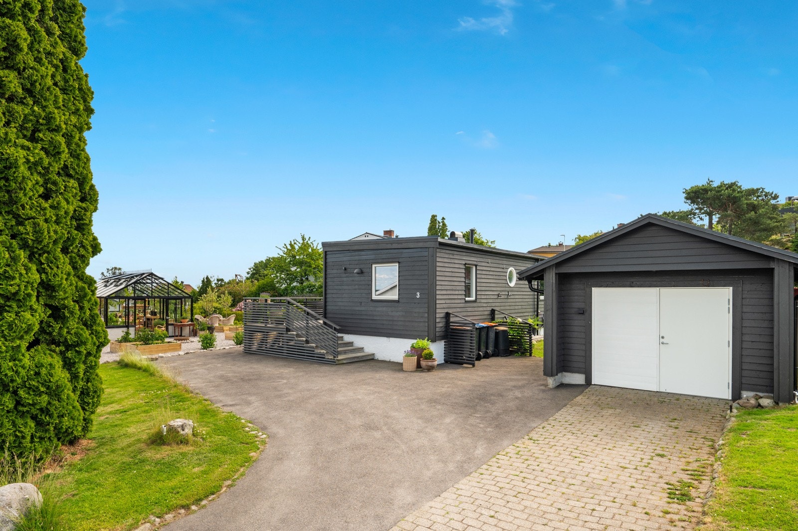 Eiendommen har gode parkeringsmuligheter med plass til inntil tre biler. Et bygg som tidligere fungerte som garasje er delvis omgjort til et praktisk verksted - ideelt for hobbyprosjekter, vedlikehold eller ekstra lagringsplass. Galleribilde