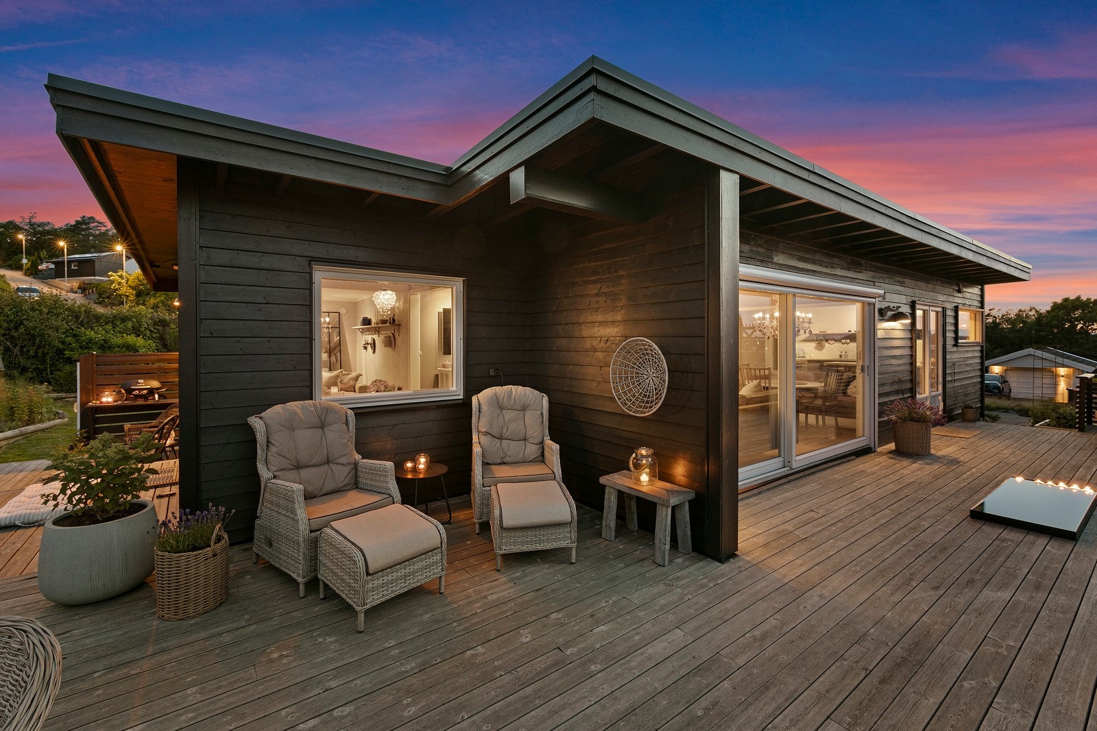 Med møblerte uteplasser rundt hele huset får du optimale solforhold og mulighet til å nyte hagen uansett vær og tid Galleribilde