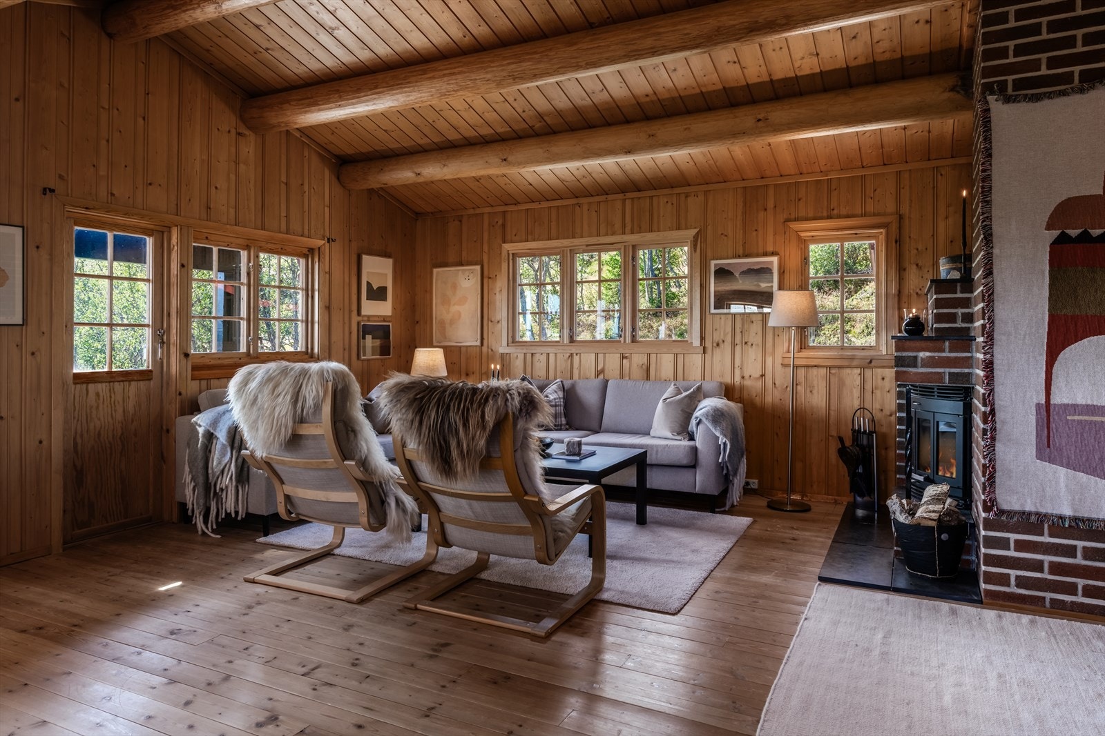 Fra stuen går det dør ut til den dels overbygde terrassen. Galleribilde