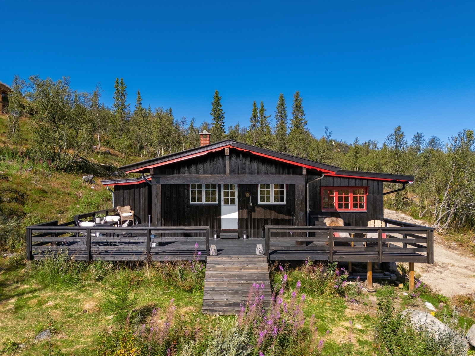 Hytta er oppført i 1976, og senere tilbygd i 1996. Galleribilde