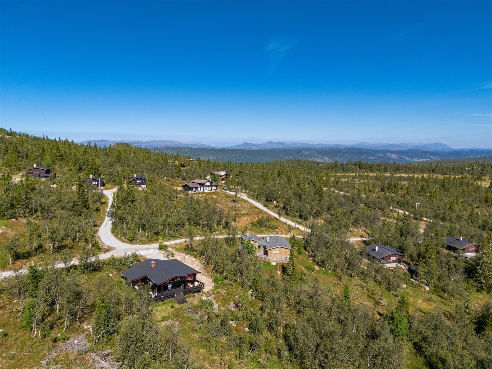 Det ble nettopp gravd inn nytt hovedinntak til strømmen, derav sår i terreng til høyre for hytta. Galleribilde