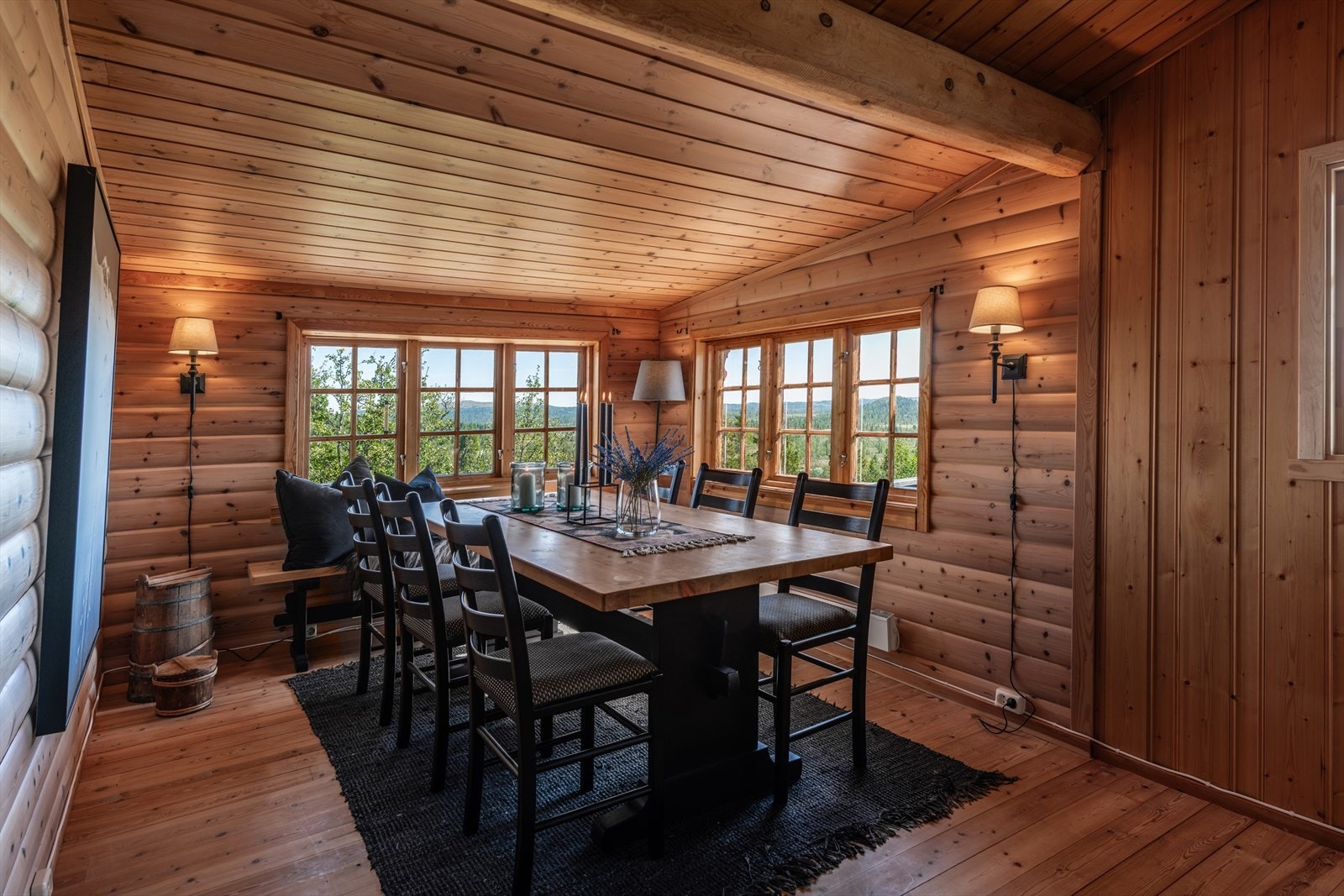 Her er det god plass til en spisegruppe for små og store lag. Galleribilde