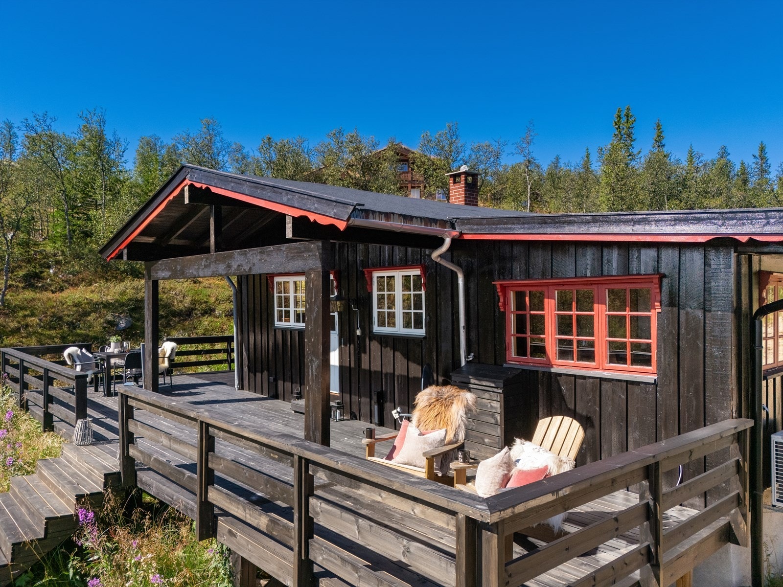 Dels overbygd, romslig terrasse med flere møbleringsmuligheter, og videre til terreng. Galleribilde