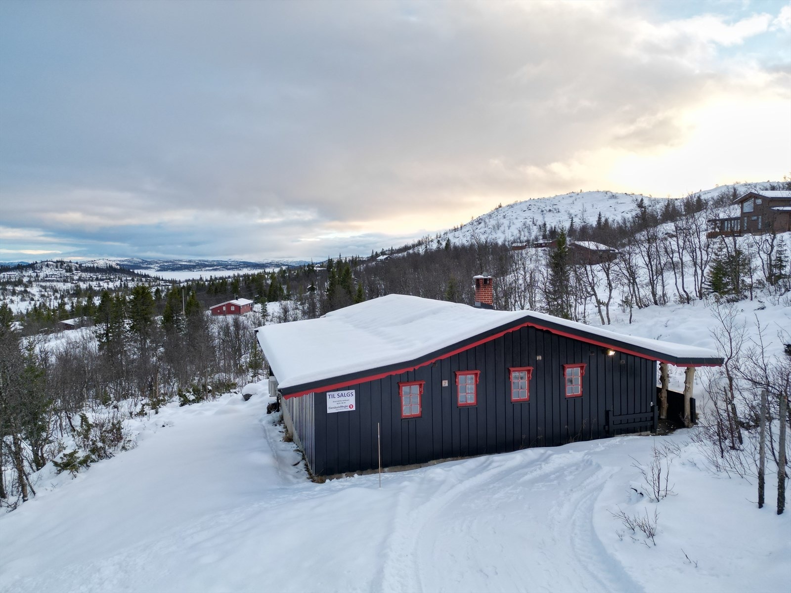 Med helårsvei helt fram og gode parkeringsmuligheter ved hytta, er dette en hytte som er lett tilgjengelig. Galleribilde