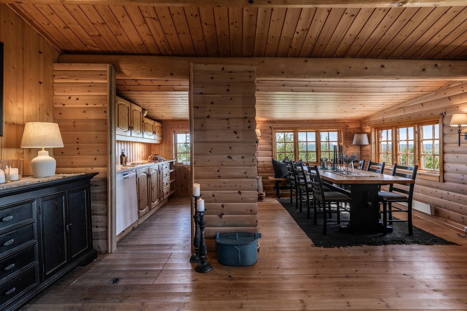 Spisestuen ligger i åpen løsning med stuen. Galleribilde