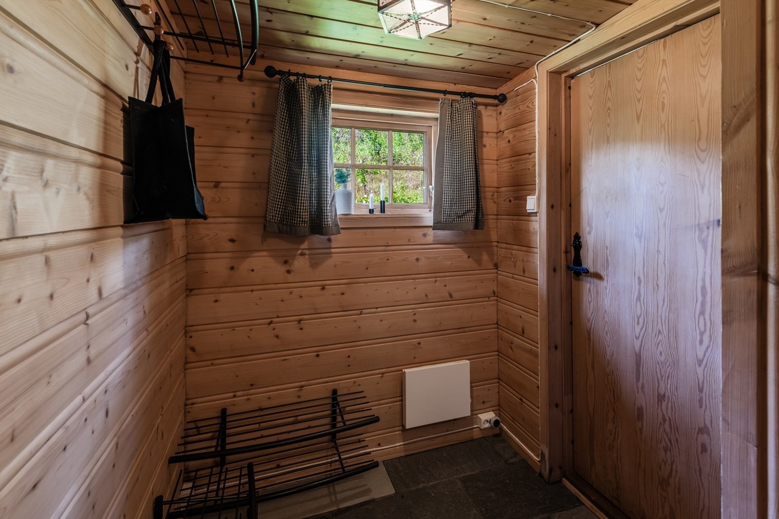 Entré med plass for å henge fra seg yttertøyet. Galleribilde