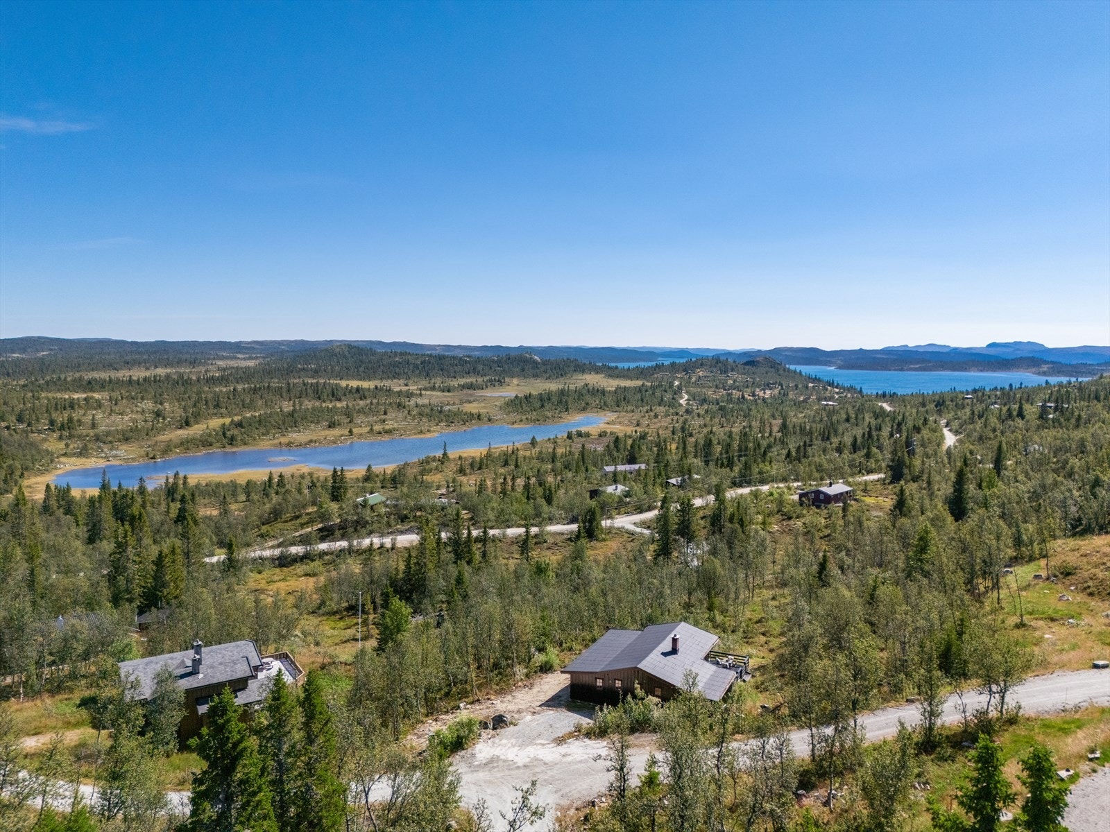 Eiendommen er beliggende på 1036 moh i et veletablert hytteområde i Ål kommune, med god utsikt over Rødungen Sør og fjellheimen rundt. Galleribilde
