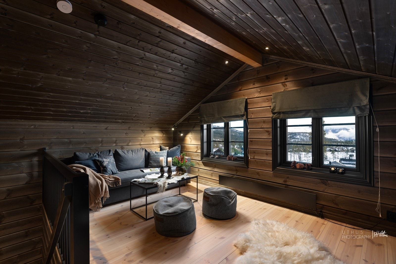 Romslig oppstugu med nydelig utsikt. Herlig plass for sofagruppe, ideell for sosiale sammenkomster og avslappning Galleribilde