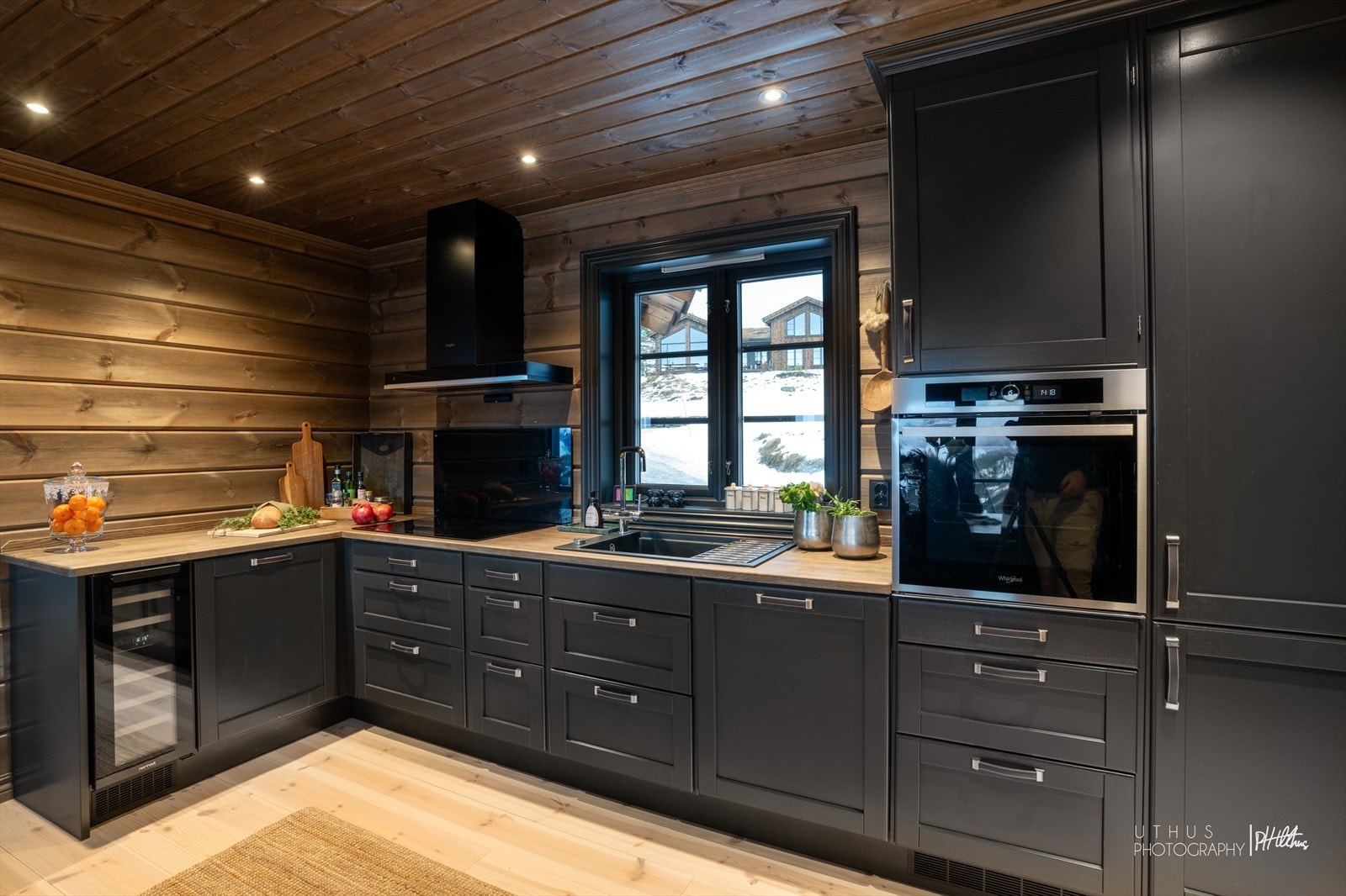 Eksklusivt kjøkken fra Kistefoss med integrert vinskap, platetopp, stekeovn, kjøl/fryseskap og oppvaskmaskin. Waterguard og komfyrvakt Galleribilde