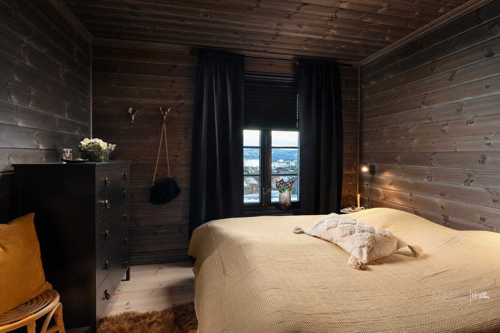 Hovedsoverom av god størrelse med plass til stor seng og nattbord Galleribilde