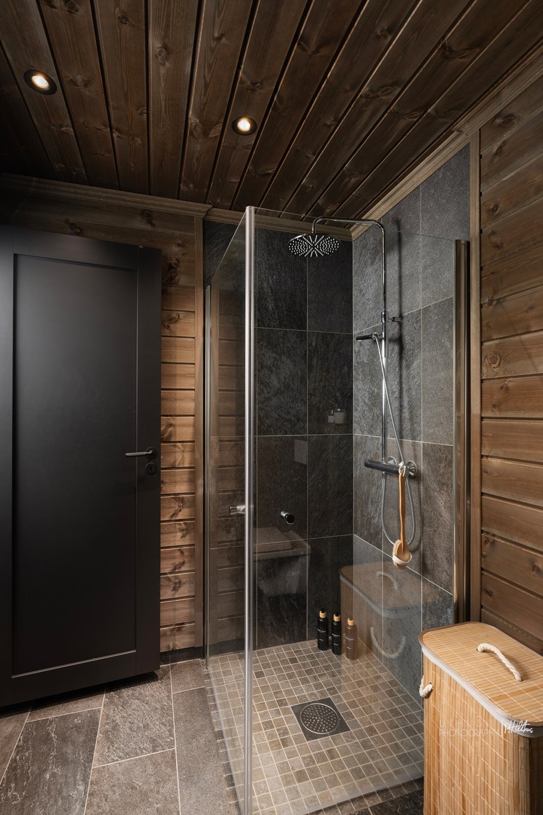 "Ensuite" baderom utstyrt med dusjhjørne med innfellbare vegger, vegghengt toalett og nedfelt servant. Elektrisk gulvvarme og avtrekksvifte Galleribilde