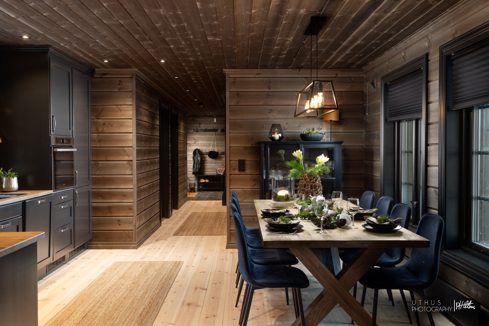 Hytta har en gjennomført standard med furugulv, beiset trepanel og skjult elektrisk anlegg. Sorte kontakter og brytere Galleribilde