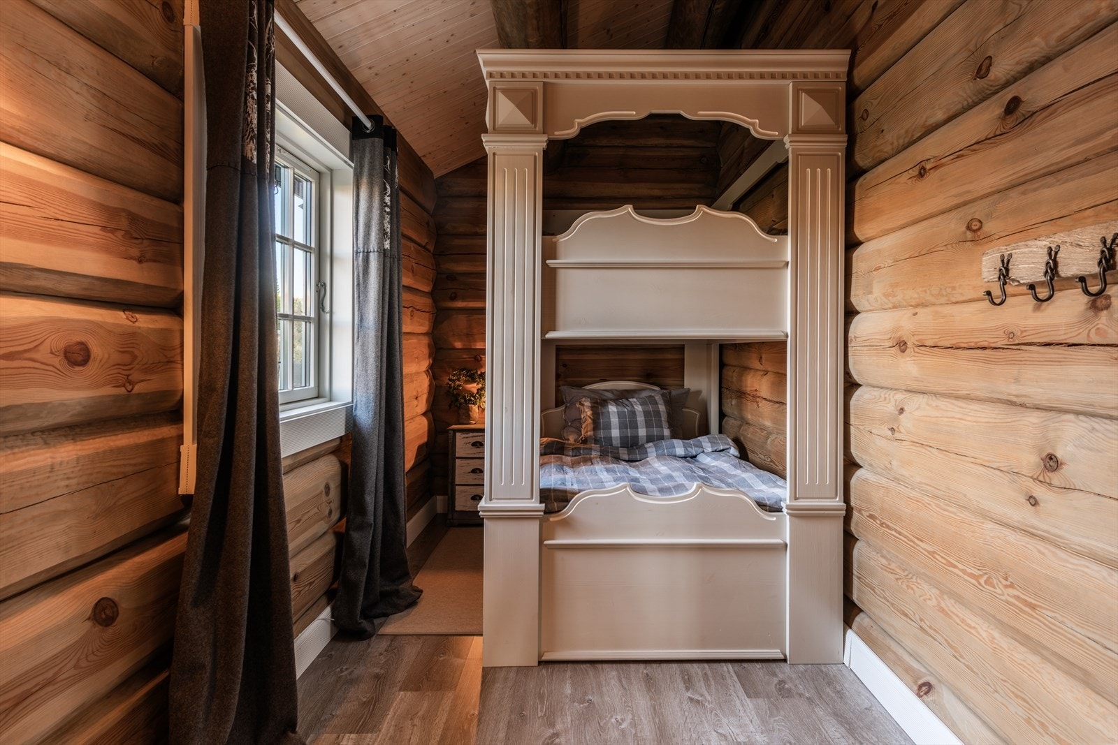 Det er to soverom i 1. etasje. Galleribilde