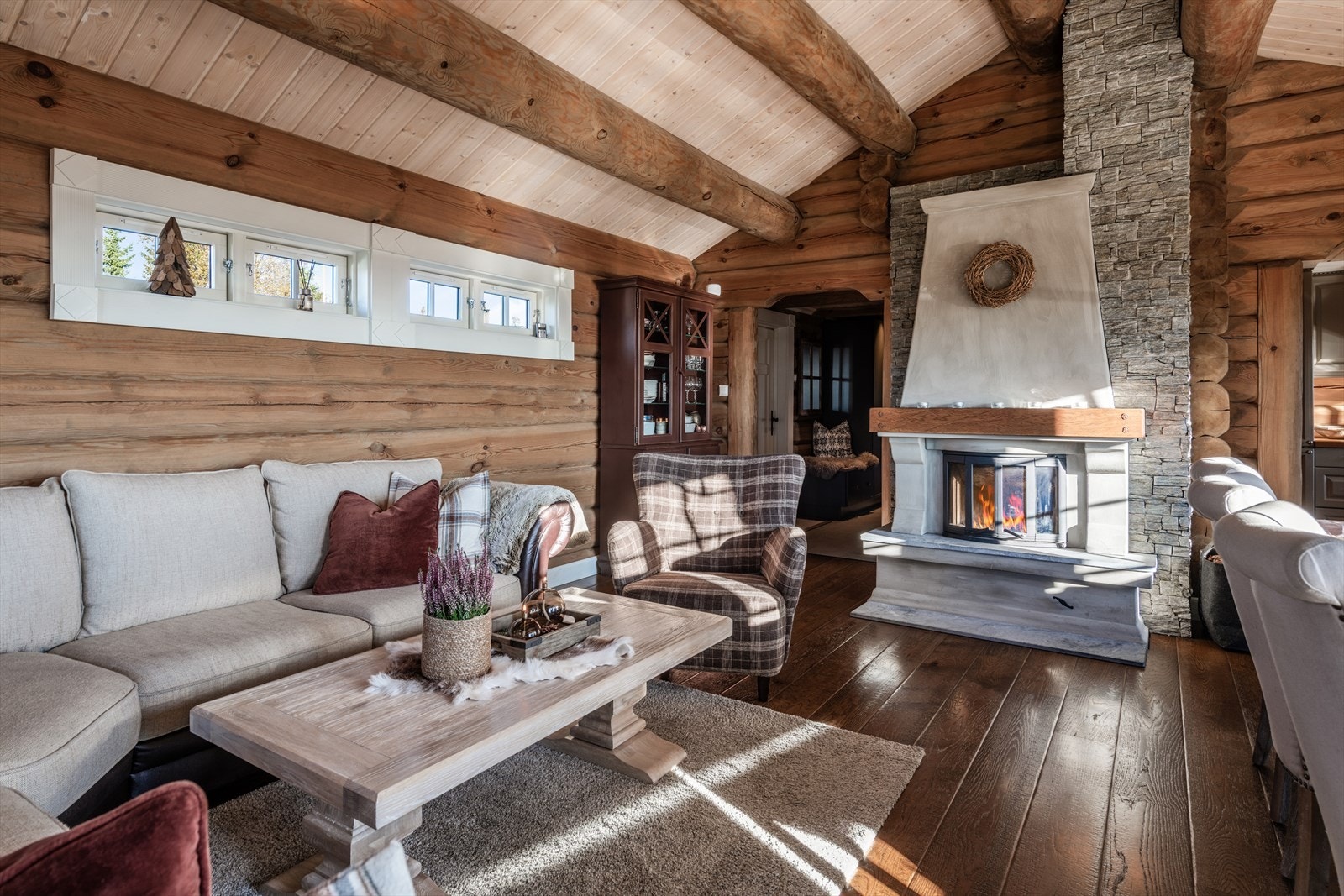 Flott peis med skifer helt til taket. Galleribilde