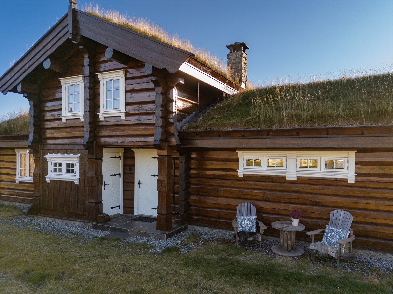 Overbygget inngangsparti med inngang til utvendig bod. Galleribilde