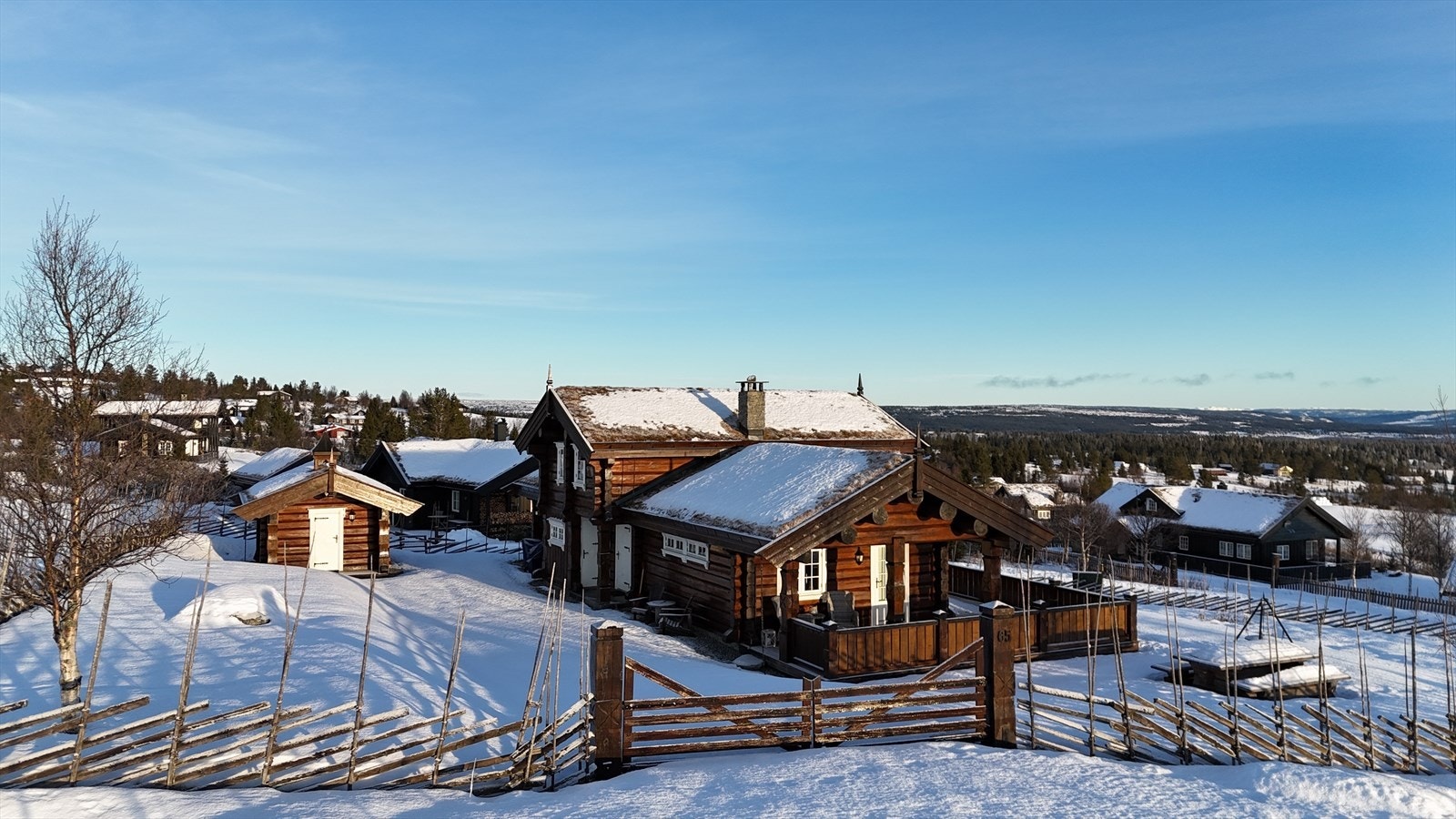 Tomen er på ca. 1350 kvm omkranset av skigard og port. Galleribilde