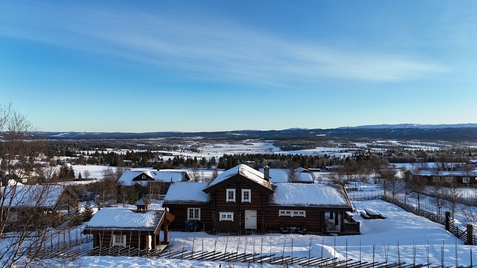 Eiendommen har en fantastisk beliggenhet på Kamben med vidstrakt utsikt utover Nystølfjellet, Valdres og Norefjell! Galleribilde