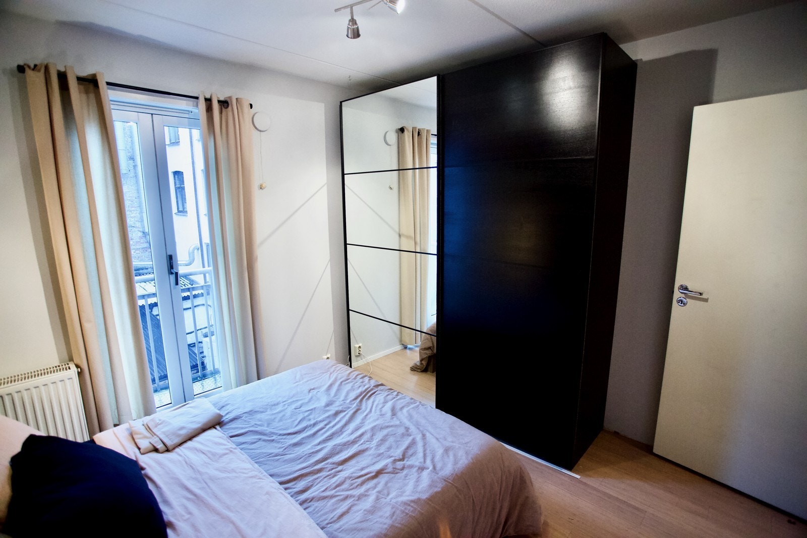 Garderobeskap medfølger. Galleribilde