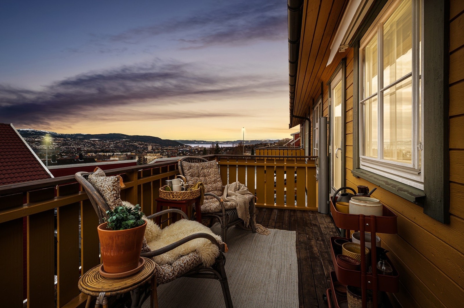 Stor, vestvendt balkong. Galleribilde