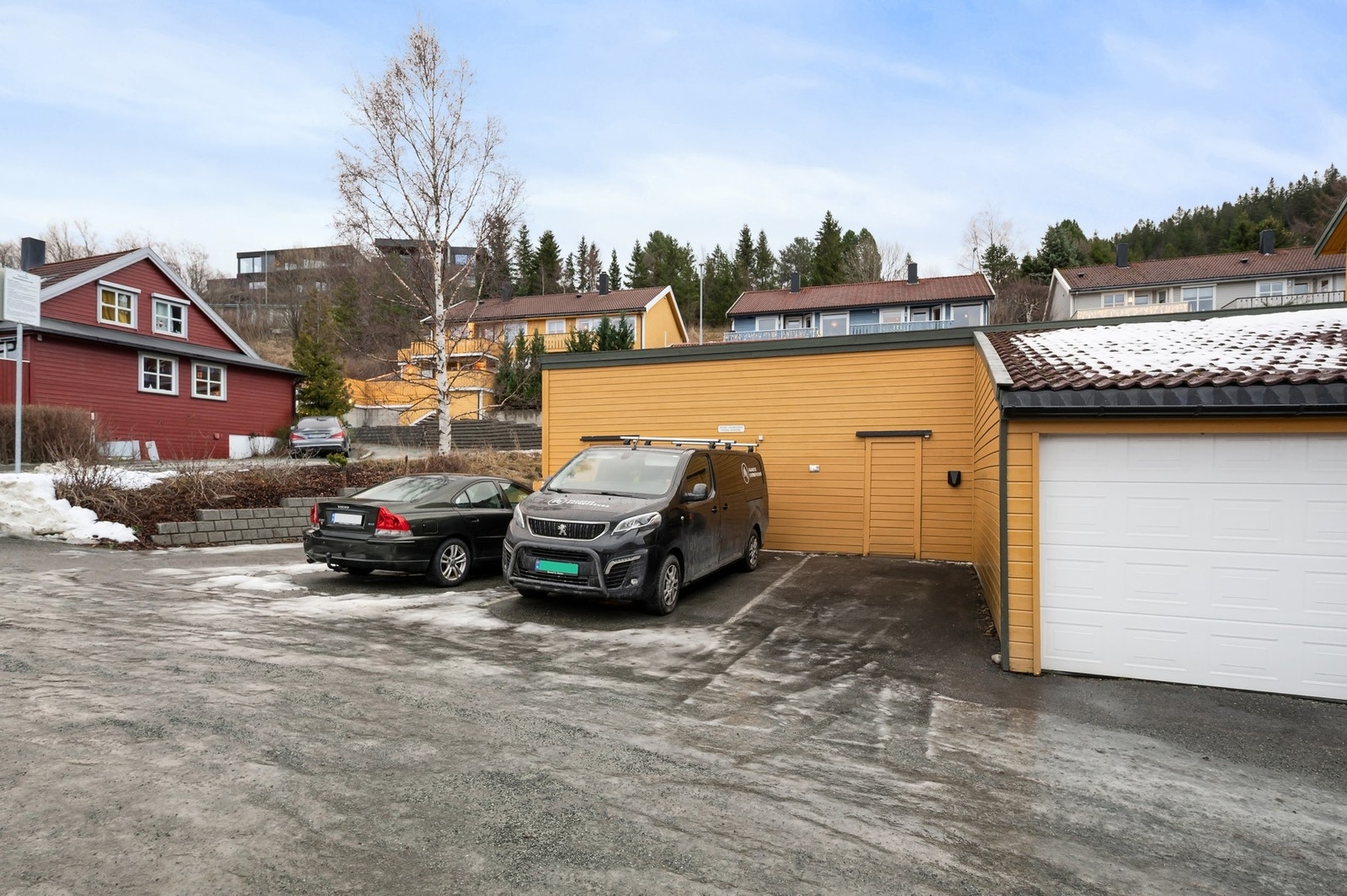 Fast parkeringsplass med elbillader og utvendig bod. Galleribilde