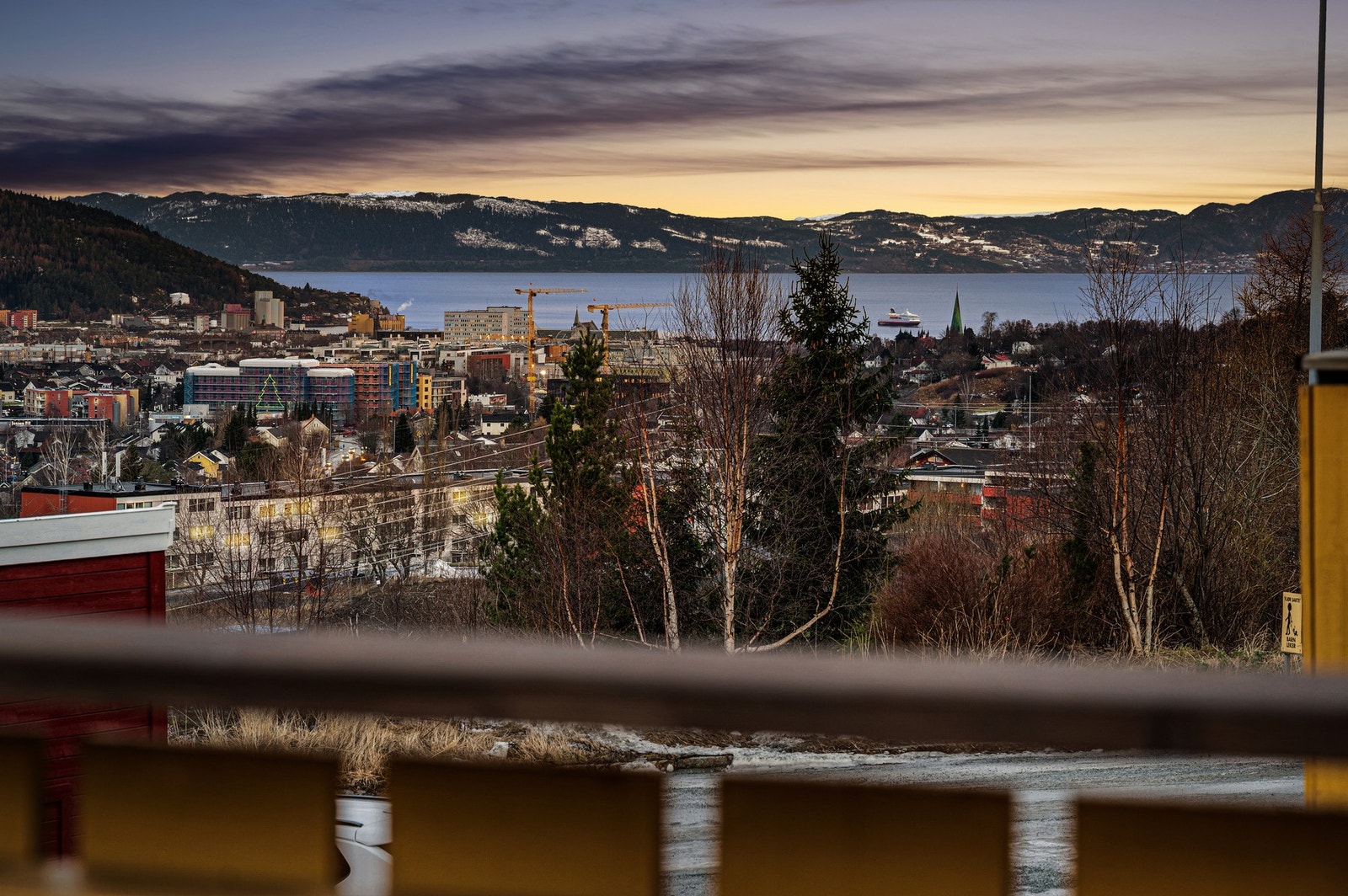 Herlig utsikt mot Trondheimsfjorden, Fosenalpene og spiret på Nidarosdomen. Galleribilde