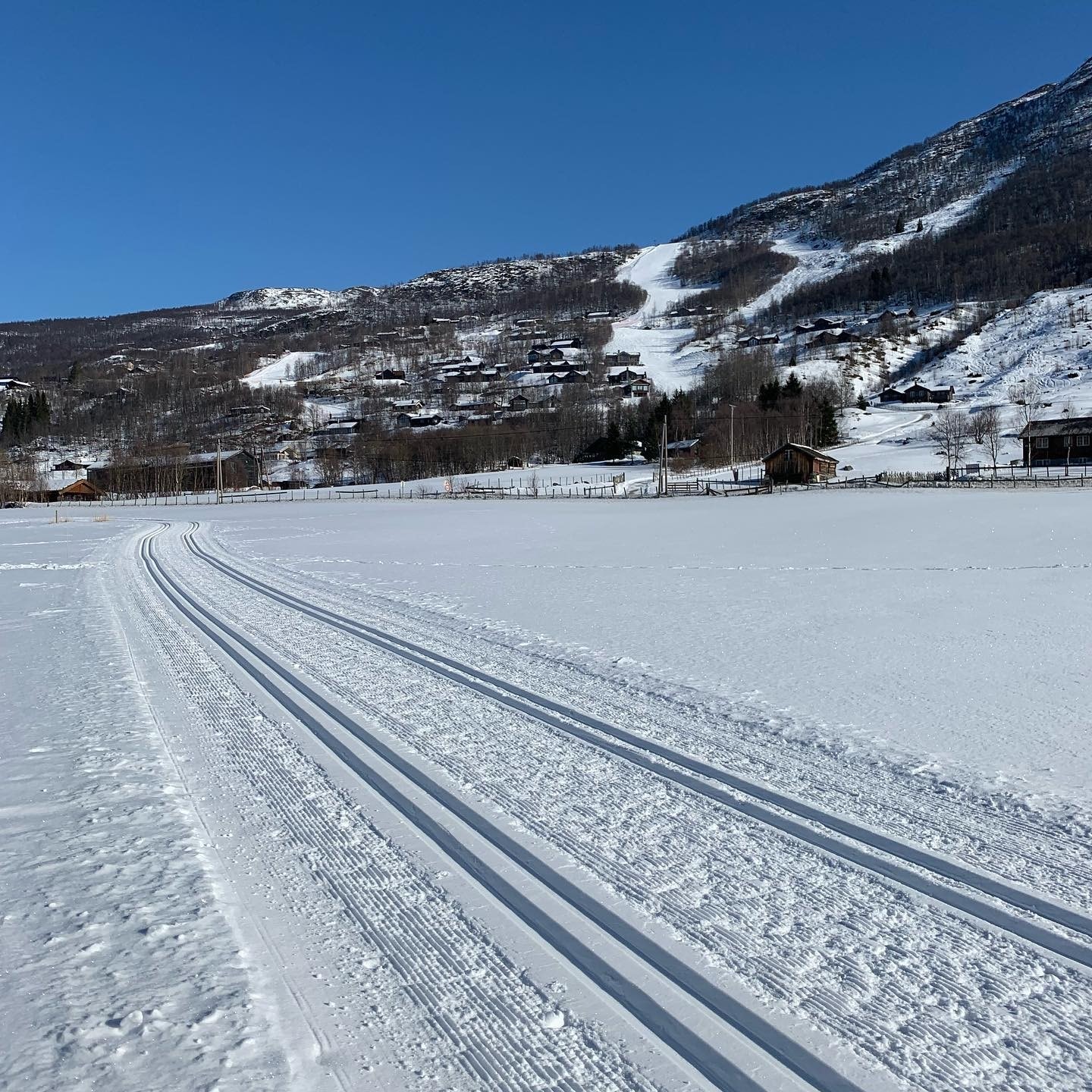 Langrennsløype langs elva mellom Tuv og Grøndalen. Dette er en relativt enkel løype som ikke er så veldig kupert. Her kan alle fra småbarn til besteforeldre gå. Galleribilde