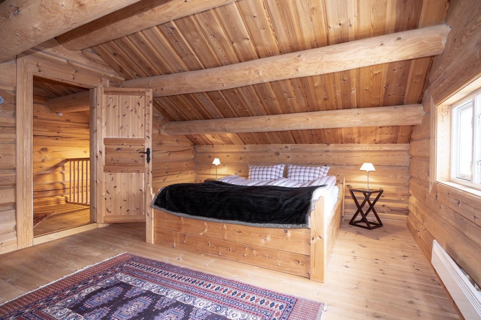 Stort og hyggelig soverom i loftetasjen med lun hytte atmosfære - Perfekt for en god natts søvn! Galleribilde