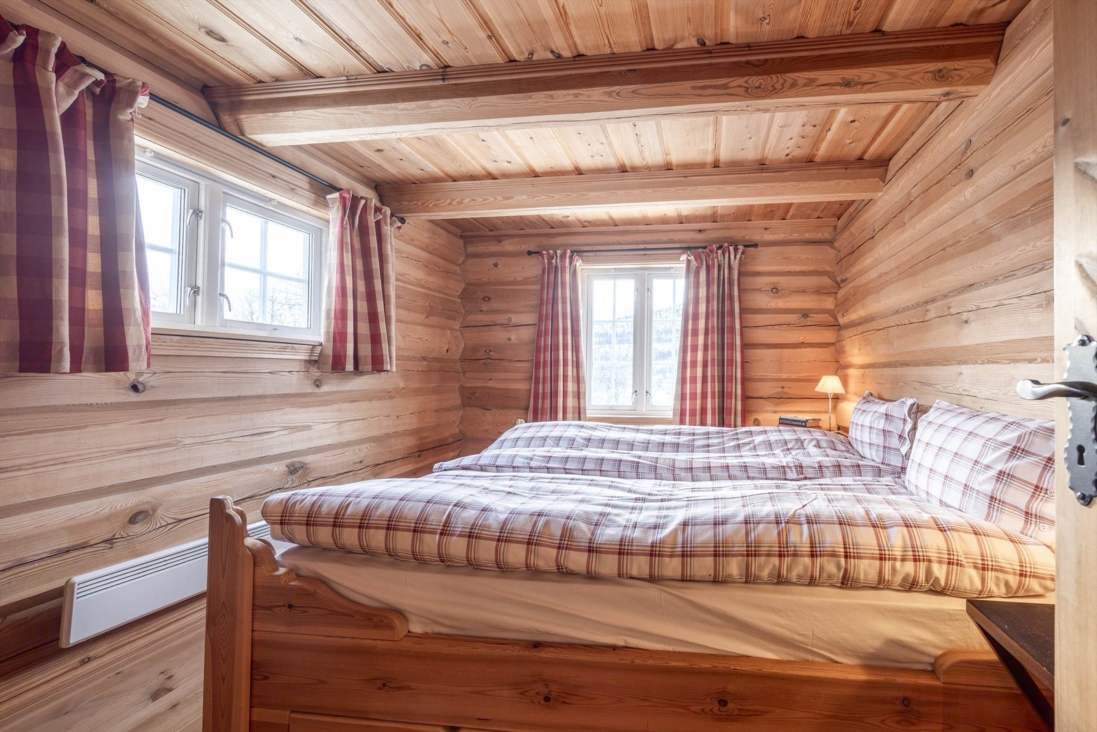 Soverom med dobbeltseng i hovedetasje Galleribilde