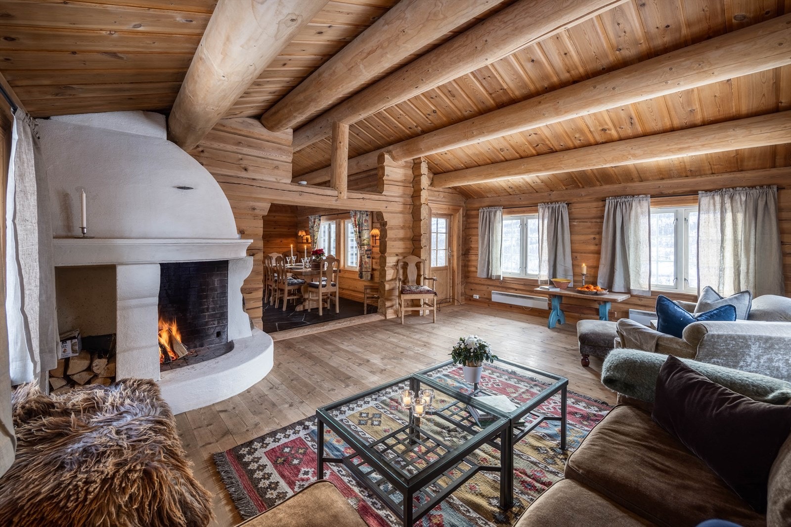 Her kan kveldene nytes foran peisen etter lange dager i fjellet - en stue som inviterer til ro og samvær. Galleribilde