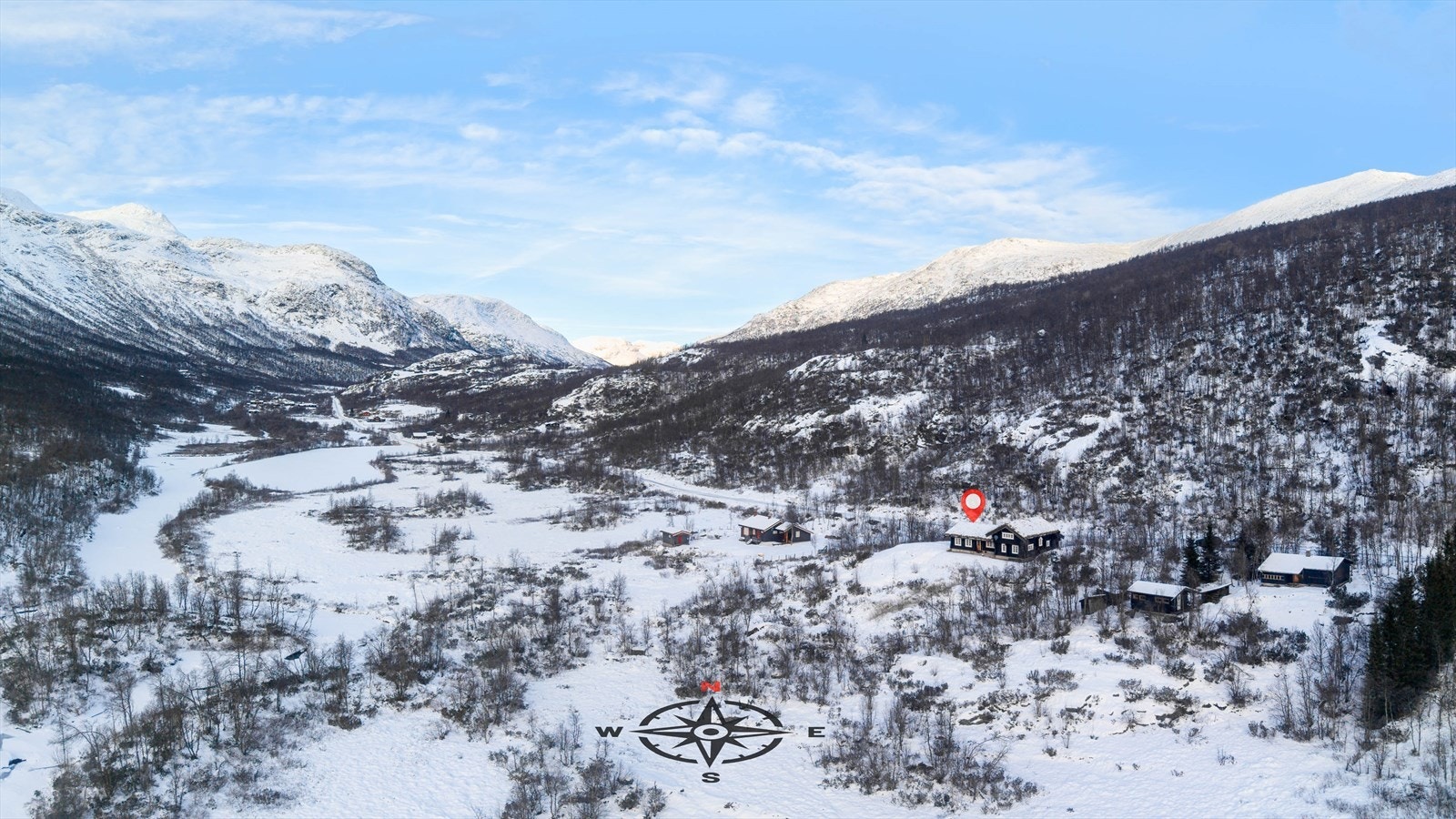 Hytta har en attraktiv beliggenhet i Mørekvamdalen i en fredelig og naturskjønn dal omgitt av fjell og vakre landskap. Galleribilde