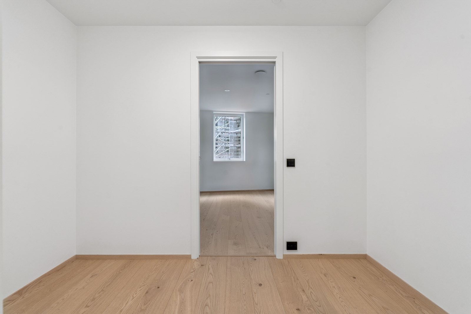 Walk in garderobe I forbindelse med hovedsoverom og eget bad. Galleribilde