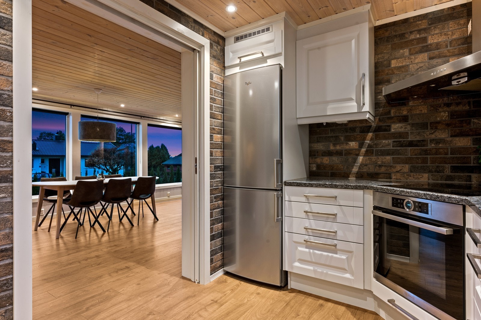 Direkte forbindelse til stuen gir en åpen og praktisk planløsning på kjøkkenet. Galleribilde