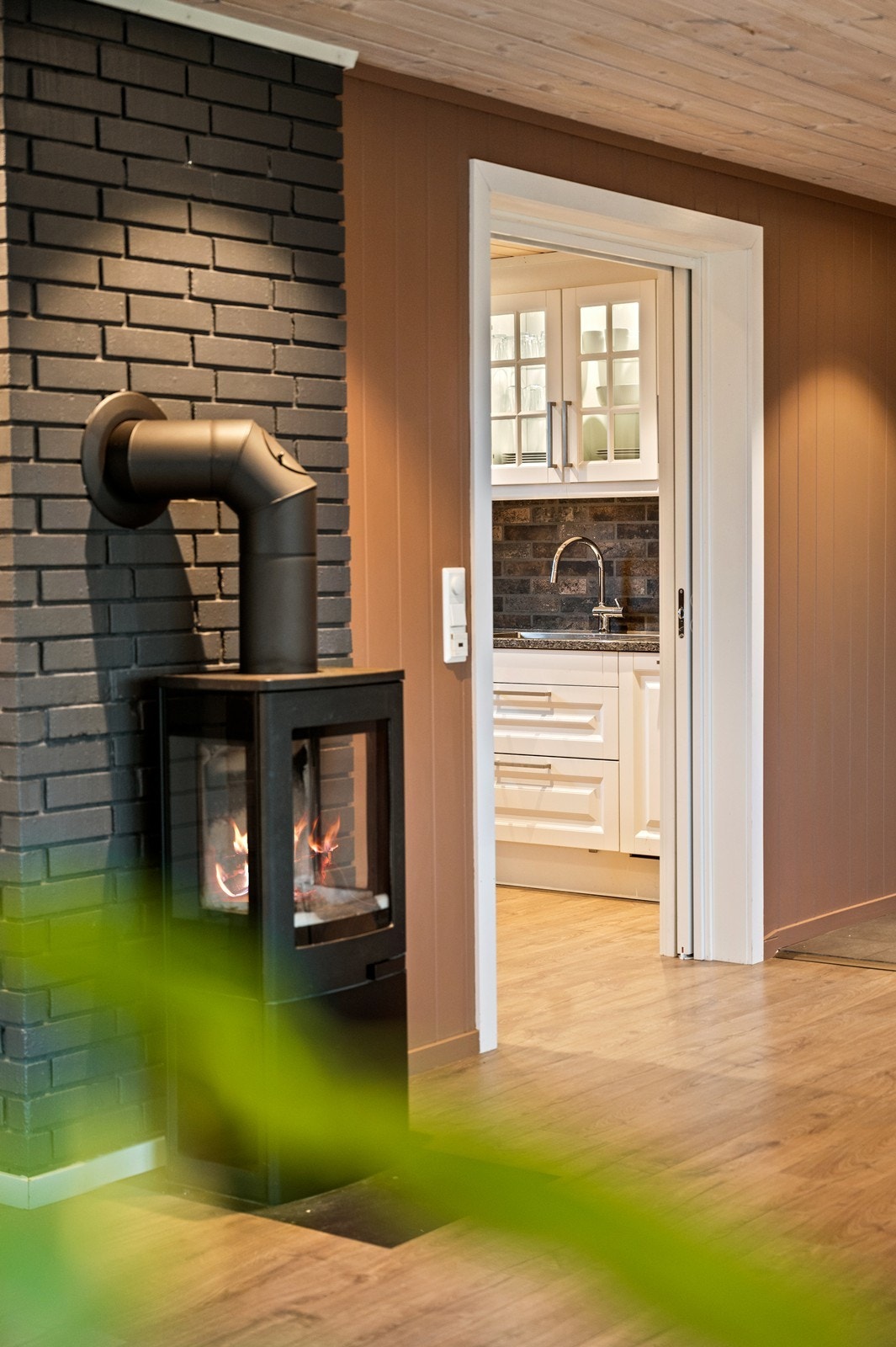 Direkte forbindelse til kjøkkenet gir en praktisk planløsning. Galleribilde