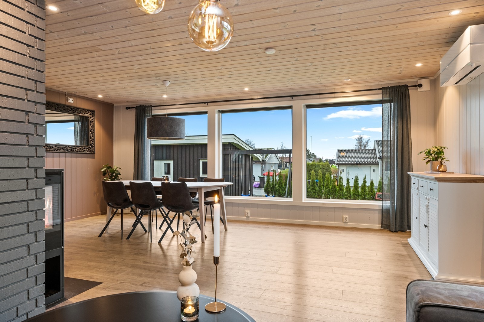 Store vindusflater gir godt utsyn mot hageområdet. Galleribilde