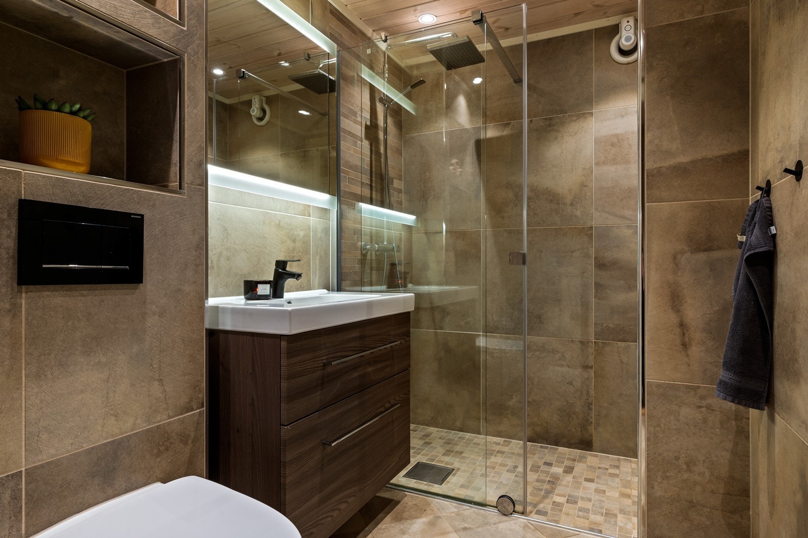 Flott bad med flislagte overflater og elektriske varmekabler. Galleribilde